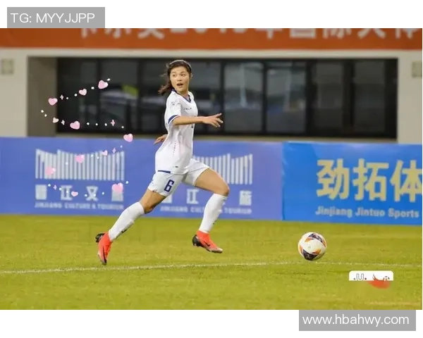 足球女守门员英姿：球星头像展现力量与优雅