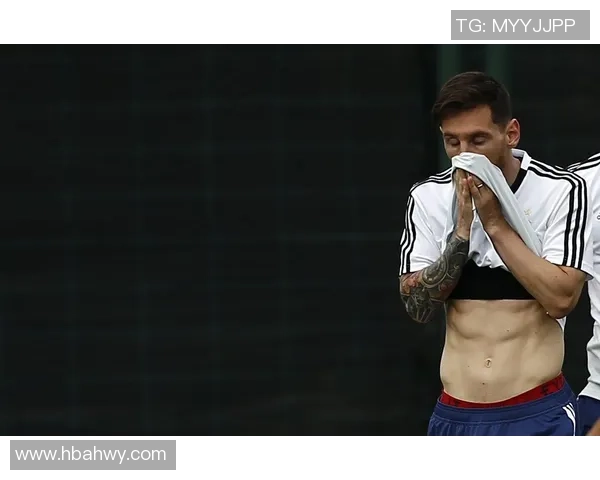 足球明星展现完美腹肌 锻炼成果引发粉丝热议